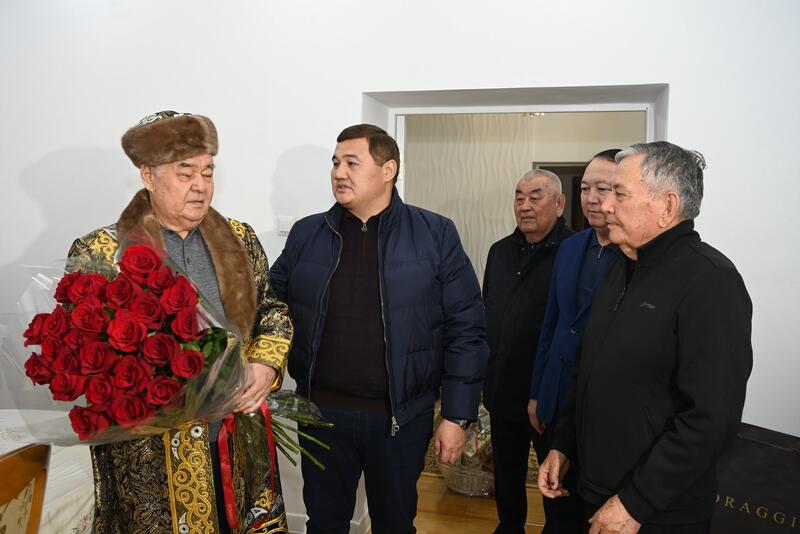 Поздравили деятеля с двойным праздником