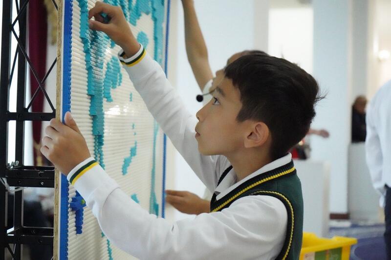 Актюбинские школьники создали портрет Димаша из LEGO