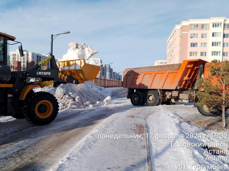 Почти 37 тысяч кубометров снега вывезли за день из столицы