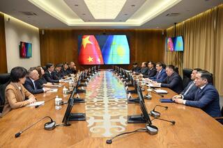 Аким области Абай встретился с делегацией округа Тарбагатай (КНР)