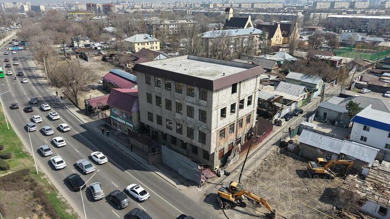 Крупное здание сносят в Алматы по решению суда
