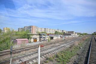 Территорию у железнодорожных путей очищают от мусора