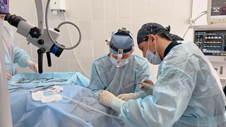 В Караганде впервые провели операцию по протезированию слуховой косточки