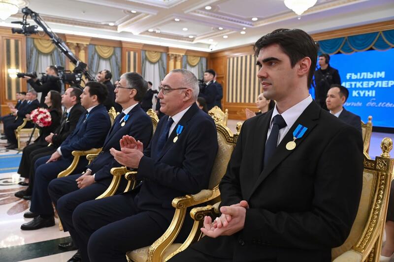 ГЛАВА ГОСУДАРСТВА ВРУЧИЛ КЛЮЧИ ОТ КВАРТИР МОЛОДЫМ УЧЕНЫМ