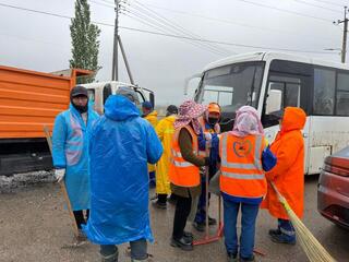 В Алматы на улице Карьерной проведён субботник с участием жителей и коммунальных служб