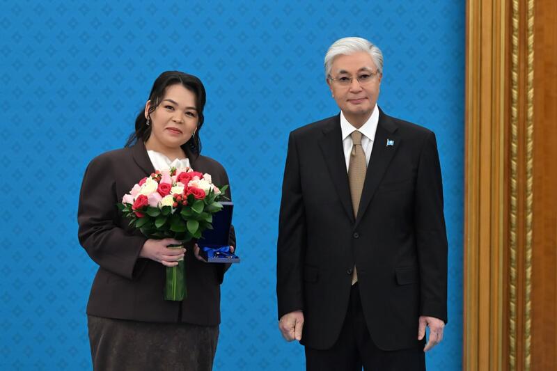 ГЛАВА ГОСУДАРСТВА ВРУЧИЛ КЛЮЧИ ОТ КВАРТИР МОЛОДЫМ УЧЕНЫМ