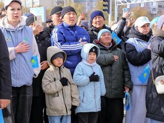 Государственный флаг в честь Дня Республики торжественно подняли в Караганде