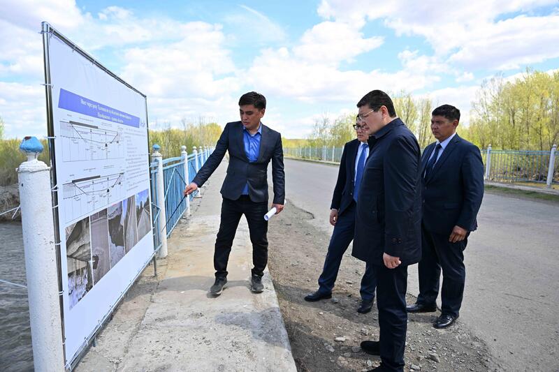 Аким области ознакомился с состоянием моста через реку Талменка в Кокпектинском районе