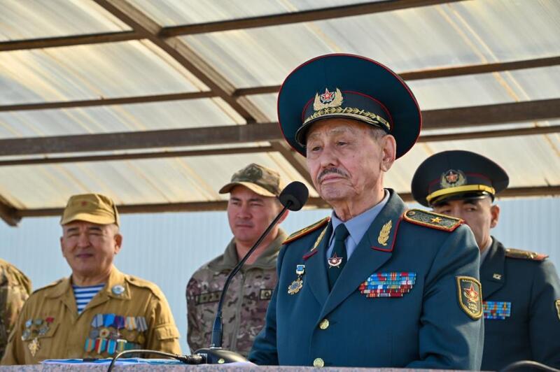 В Астане солдаты, призванные прошлой весной, попрощались с боевым знаменем