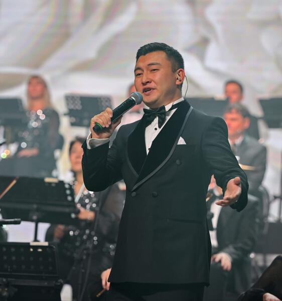 Аким Павлодарской области поздравил учителей с профессиональным праздником