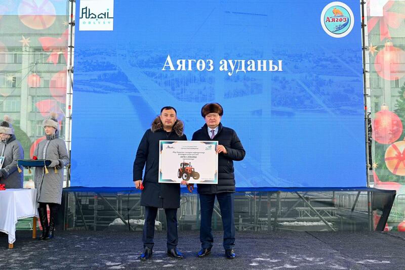 Победителям областного конкурса «Үлгілі ауыл» вручены 20 тракторов