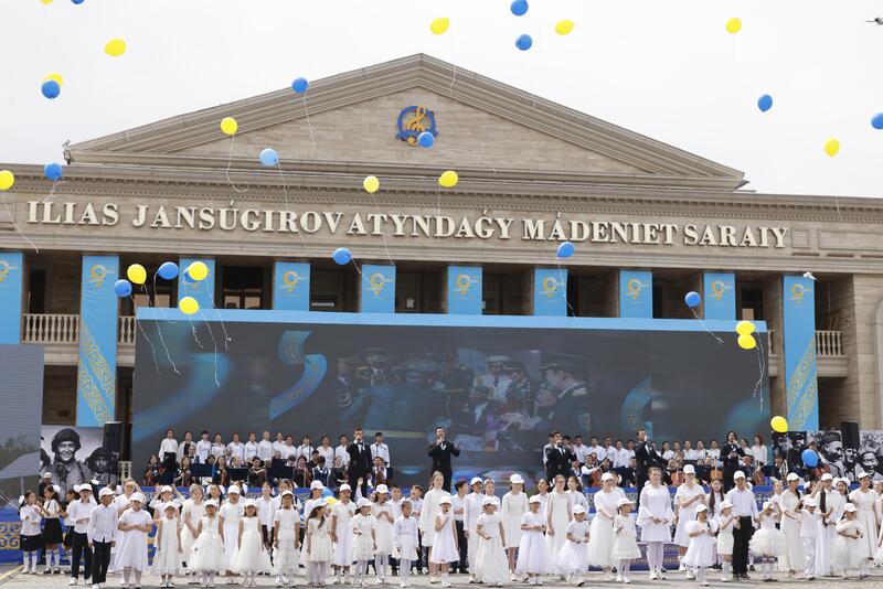В честь 9 Мая в области Жетісу хор из 150 человек исполнил на двух языках песню «День Победы»