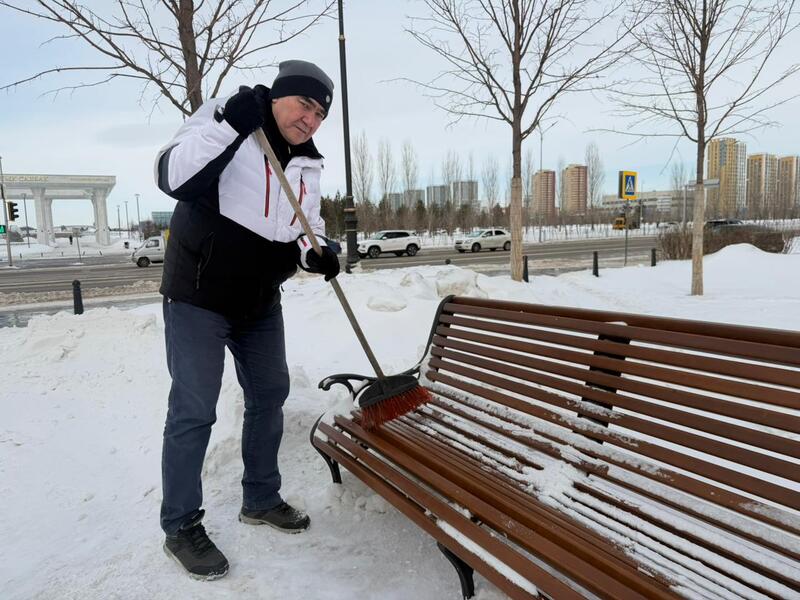 В Астане на территории монумента «Қазақ еліне мың алғыс» провели уборку