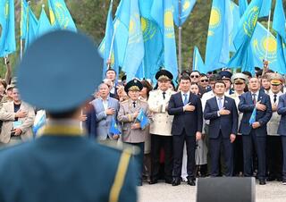 В Алматы торжественно подняли Государственный флаг в честь Дня символов