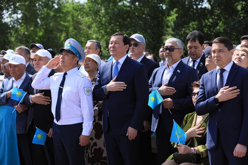 Глава региона принял участие в церемонии поднятия Государственного флага