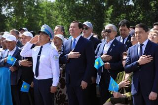 Глава региона принял участие в церемонии поднятия Государственного флага