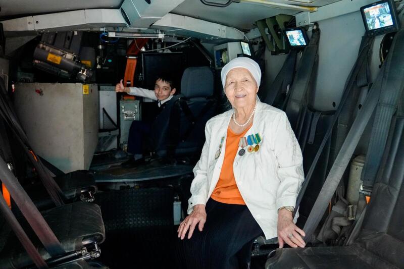 В Астане труженики тыла посетили отечественный завод по производству военной техники