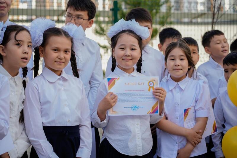 В столичной «Комфортной школе» провели первый выпускной