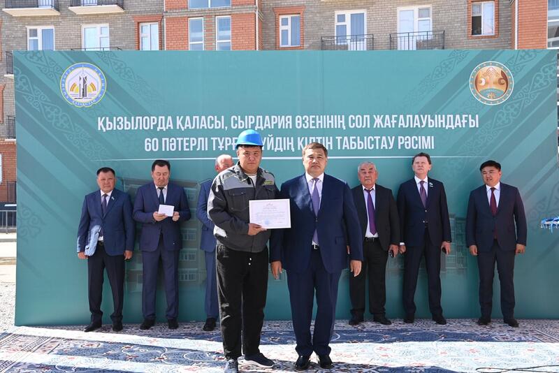 На левом берегу вручили ключи от 60-квартирного жилого дома