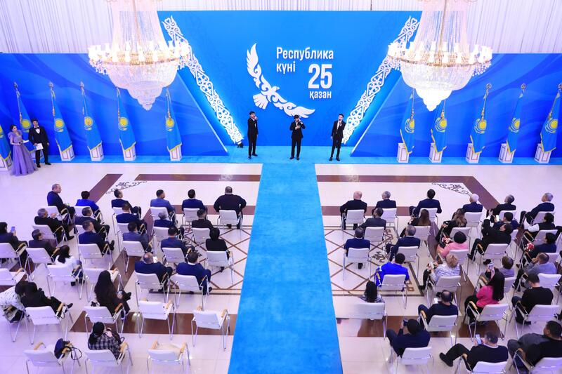 В День Республики актюбинцам вручили государственные награды