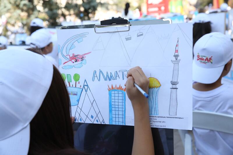 1000 юных художников Алматы установили рекорд Казахстана