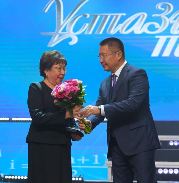 Аким Павлодарской области поздравил учителей с профессиональным праздником