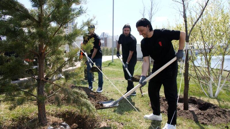 В Астане высадили деревья звёзды мирового футбола