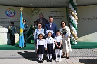 Аким Алматы поздравил школьников с Днем знаний и открыл новые школы