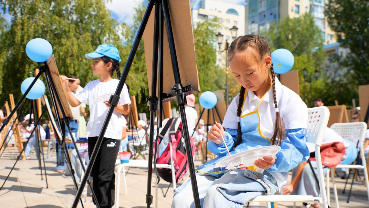 В Астане около 150 юных художников одновременно создали портреты Абая