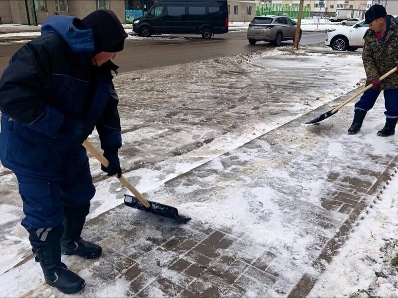 Мокрый снег и дождь: тысячи коммунальщиков заняты в снегоуборочных работах в Астане