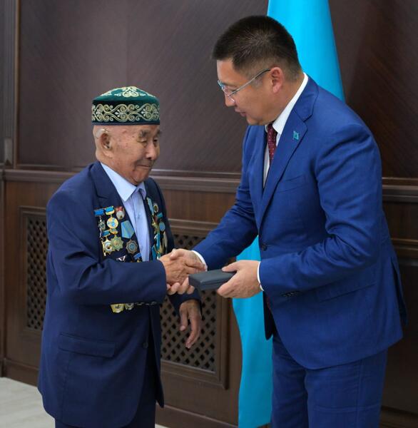 В Павлодарской области вручили медали в честь 30-летия Конституции