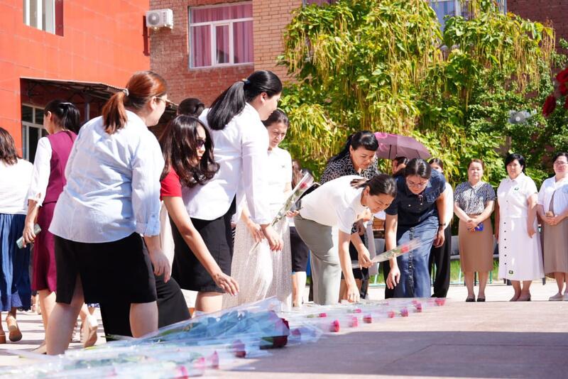 К памятнику Абая Кунанбаева возложены цветы