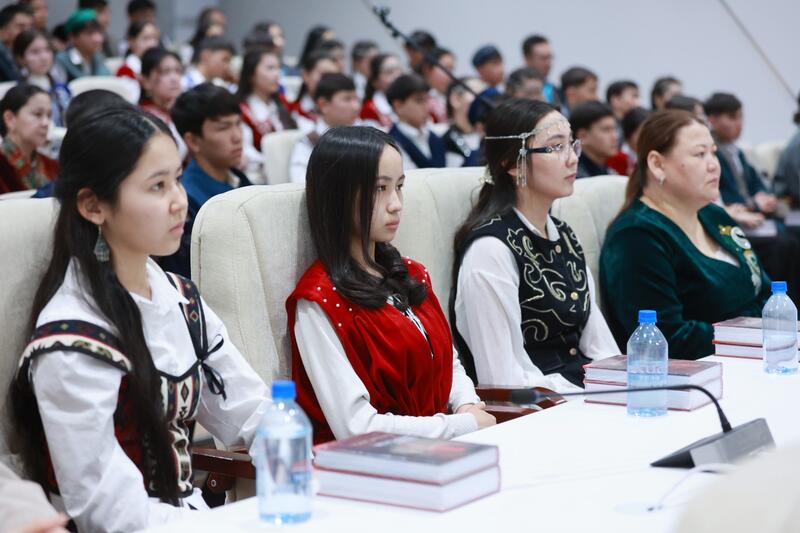 Ербол Карашукеев встретился с финалистами второго сезона «Ой шебері»