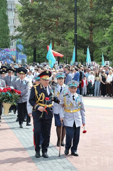 В Усть-Каменогорске у мемориала «Победа» прошла торжественная церемония возложения цветов