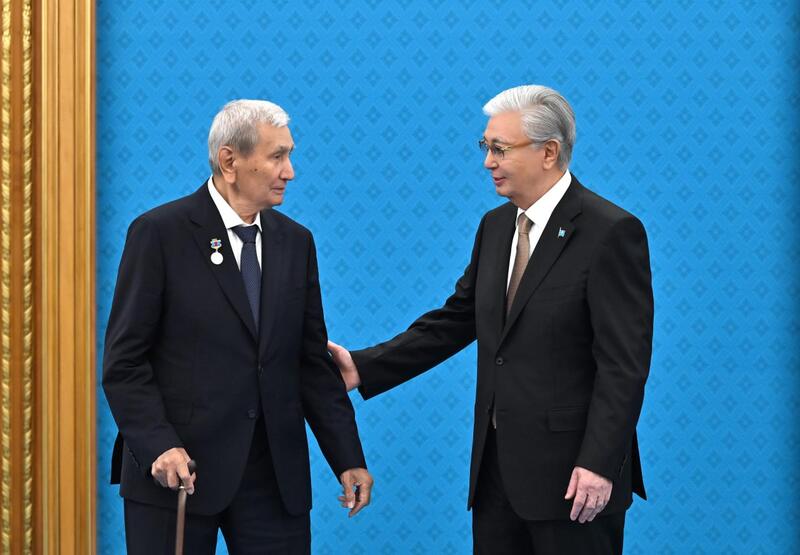 ГЛАВА ГОСУДАРСТВА ВРУЧИЛ КЛЮЧИ ОТ КВАРТИР МОЛОДЫМ УЧЕНЫМ