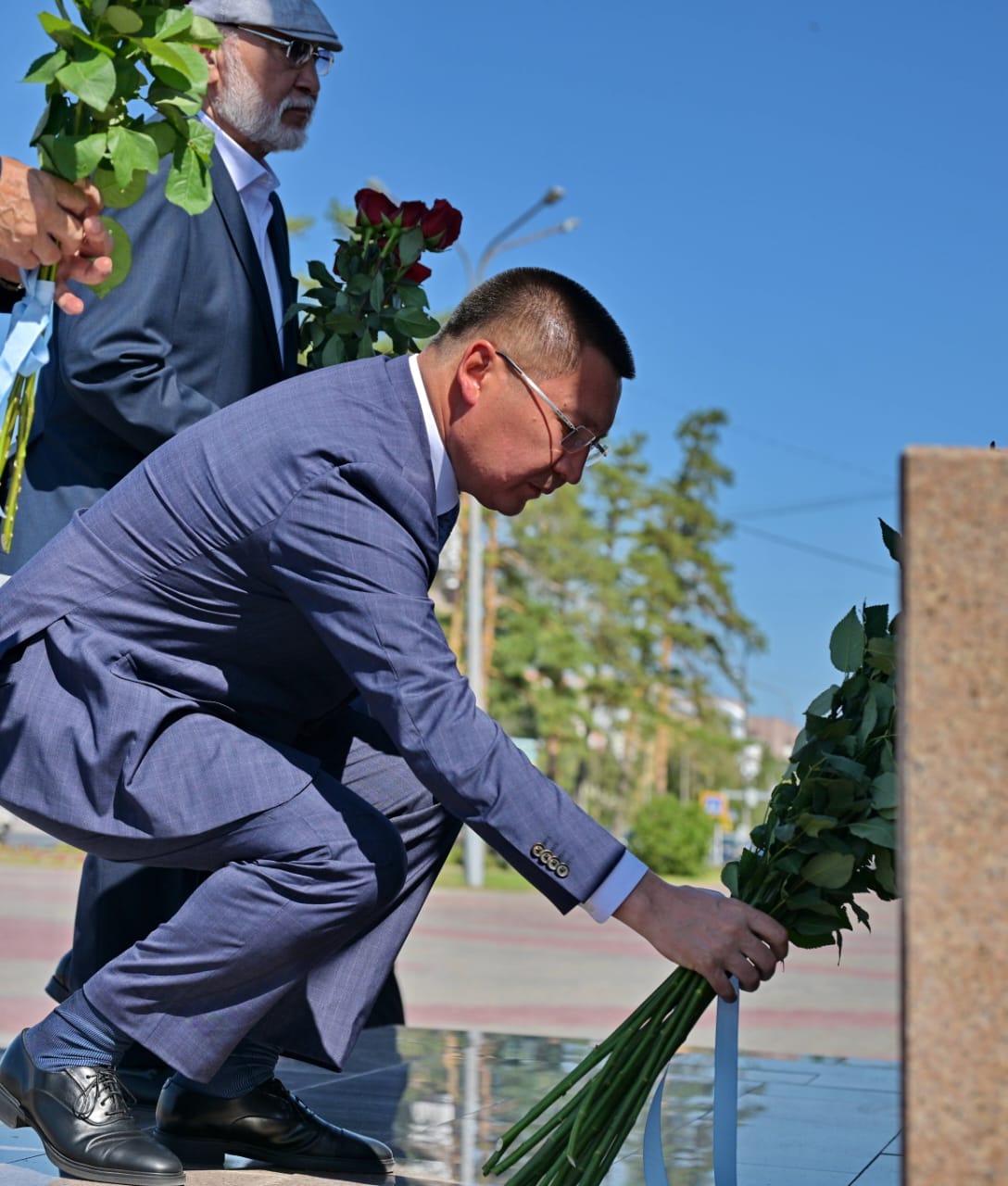 В день рождения Абая в Павлодаре возложили цветы к памятнику великому поэту