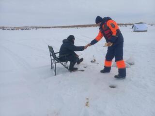 В ДЧС ВКО предупреждают: весенний лед крайне опасен