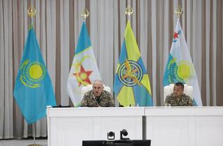 Министр обороны провел совещание с руководящим составом в Сарыозекском гарнизоне