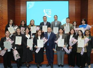 ИСПОЛНЕНИЕ ПОРУЧЕНИЯ ПРЕЗИДЕНТА: МИНИСТР ВРУЧИЛ МОЛОДЫМ УЧЕНЫМ СЕРТИФИКАТЫ НА КВАРТИРЫ