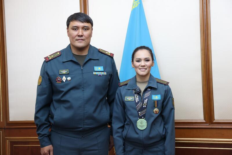 Министр обороны наградил медалью двукратную чемпионку мира по боксу