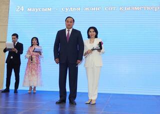 Ербол Карашукеев поздравил судей и работников суда с профессиональным праздником