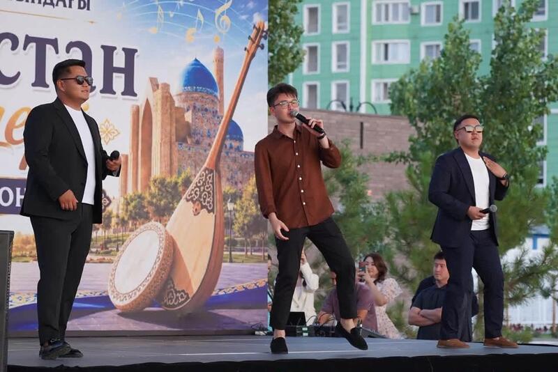 ТҮРКІСТАН: АШЫҚ АСПАН АСТЫНДА «ТҮРКІСТАН ӘУЕНДЕРІ» МЕРЕКЕЛІК КОНЦЕРТІ ӨТТІ