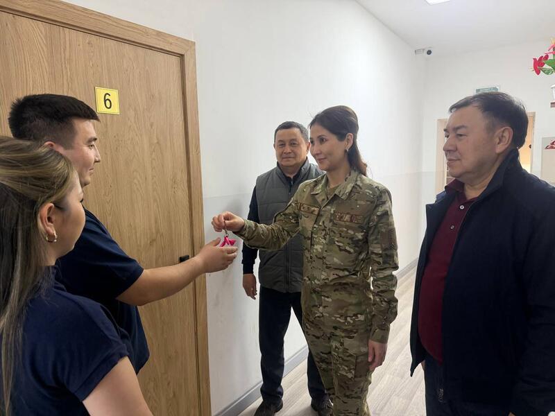 Тепло и забота: семье сотрудника МЧС вручили ключи от квартиры