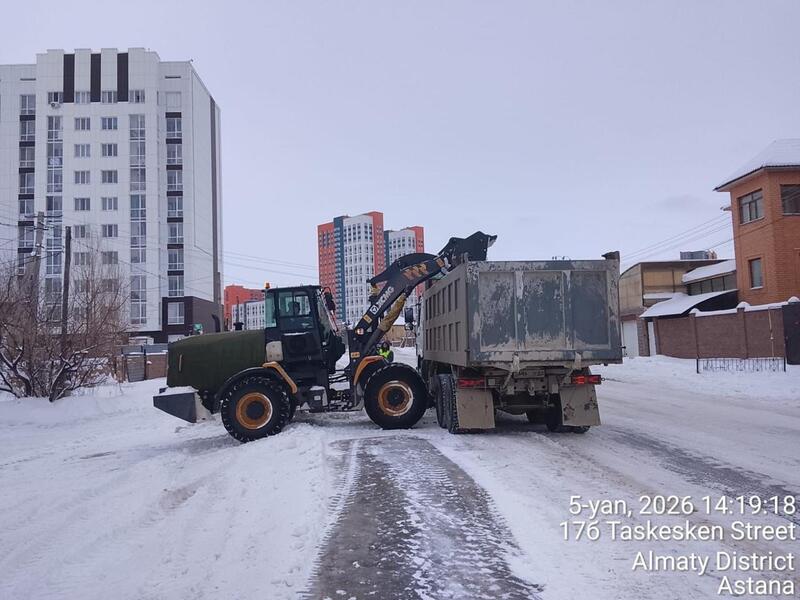Свыше 3 тысяч рабочих и более 1800 единиц техники: в Астане продолжается круглосуточная очистка от снега