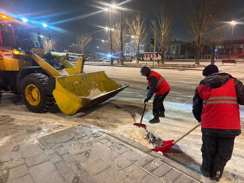 Свыше 1 тыс. единиц спецтехники задействовано в снегоуборочных работах днем в Астане