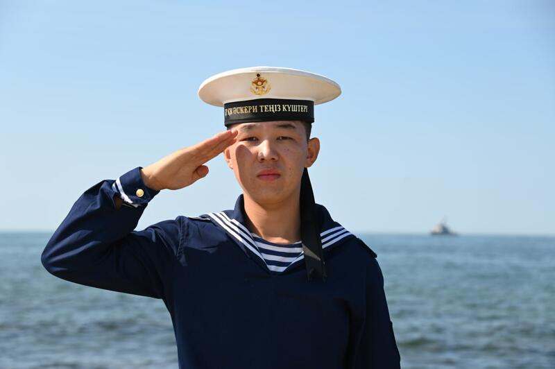 Морская доблесть Казахстана: в Актау отметили годовщину поднятия Военно-морского флага
