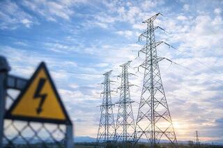 Безопасность под высоким напряжением: обязательные требования к высоковольтному оборудованию