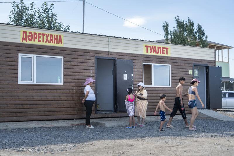 Побережье Алаколя в Жетісу: установлено 720 мусорных контейнеров, задействовано 20 единиц техники