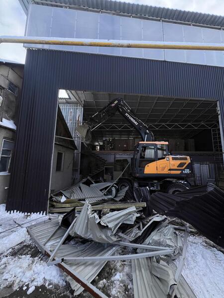В Алматы сносят незаконное двухэтажное здание
