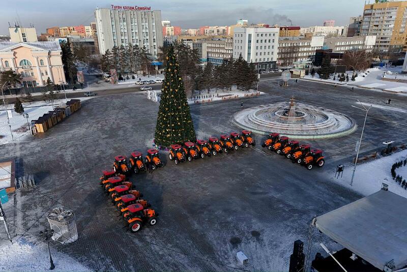 Победителям областного конкурса «Үлгілі ауыл» вручены 20 тракторов